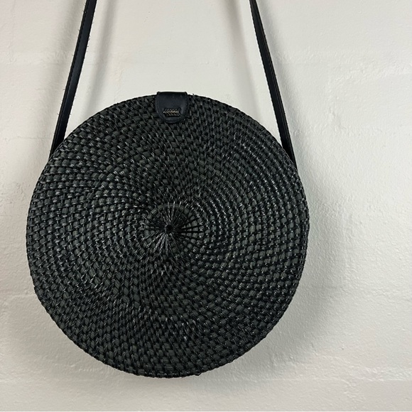 Wicker Crossbody Bag Vintage Style Lined interior Black circular Bag Clasp Close - Picture 5 of 17